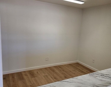 1301 N Avenue H - Photo Thumbnail 10