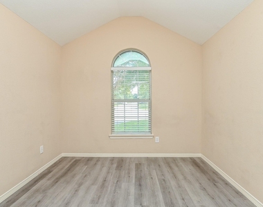 719 Levi Bend - Photo Thumbnail 25