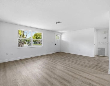 39252 Heights Avenue - Photo Thumbnail 2