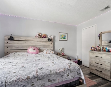 7210 N Manhattan Avenue - Photo Thumbnail 10