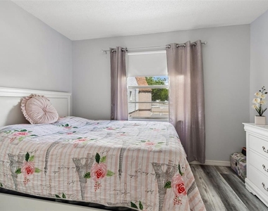 7210 N Manhattan Avenue - Photo Thumbnail 7