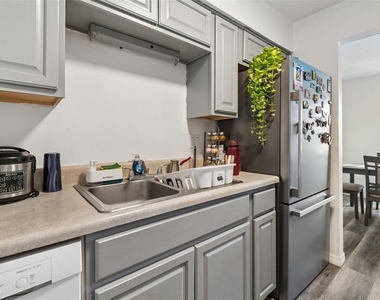 7210 N Manhattan Avenue - Photo Thumbnail 4