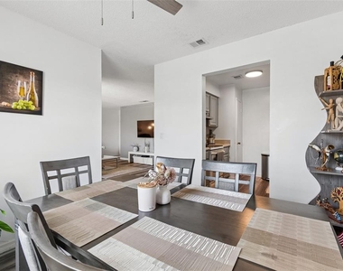 7210 N Manhattan Avenue - Photo Thumbnail 2