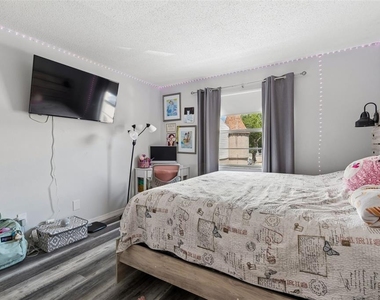 7210 N Manhattan Avenue - Photo Thumbnail 11