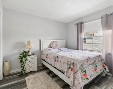 7210 N Manhattan Avenue - Photo Thumbnail 6