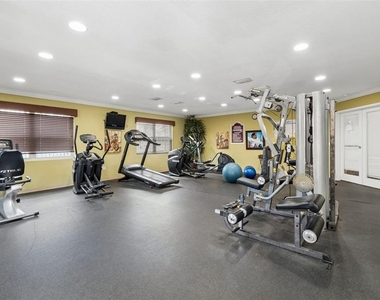 7210 N Manhattan Avenue - Photo Thumbnail 15