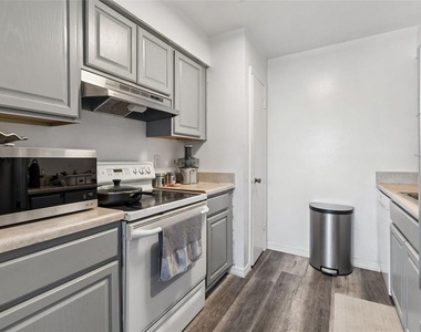 7210 N Manhattan Avenue - Photo Thumbnail 3