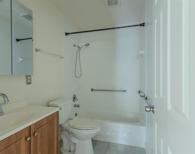 212 Tenneessee Avenue - Photo Thumbnail 8