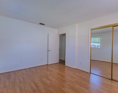 212 Tenneessee Avenue - Photo Thumbnail 10