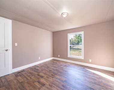 101 Caroline Avenue - Photo Thumbnail 15