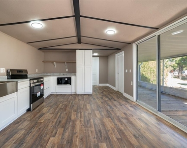 101 Caroline Avenue - Photo Thumbnail 8