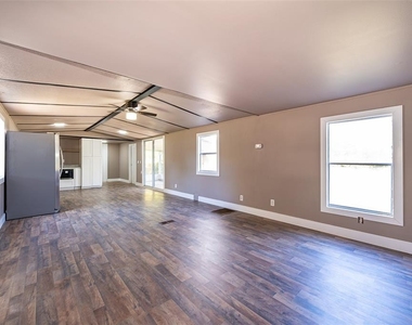 101 Caroline Avenue - Photo Thumbnail 4