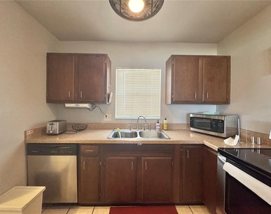1106 Villa Lane - Photo Thumbnail 12