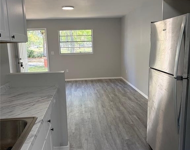 190 W Ventris Avenue - Photo Thumbnail 13