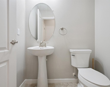 5640 Siracusa Lane - Photo Thumbnail 14