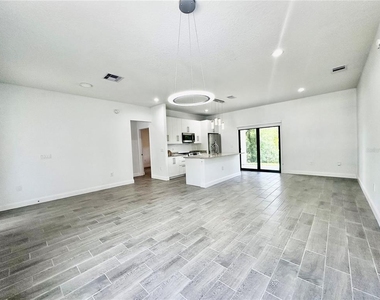 774 W 9th Street - Photo Thumbnail 3