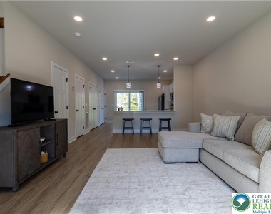 1411 Greenview Drive - Photo Thumbnail 5