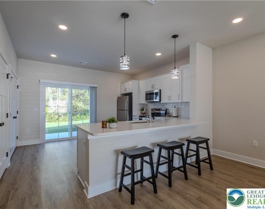 1411 Greenview Drive - Photo Thumbnail 6