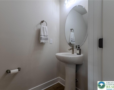 1411 Greenview Drive - Photo Thumbnail 10