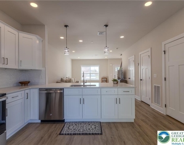 1411 Greenview Drive - Photo Thumbnail 9