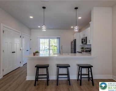 1411 Greenview Drive - Photo Thumbnail 7