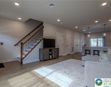 1411 Greenview Drive - Photo Thumbnail 3