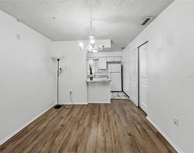 2752 Hidden Lake Boulevard - Photo Thumbnail 4
