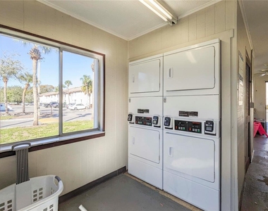 2752 Hidden Lake Boulevard - Photo Thumbnail 19