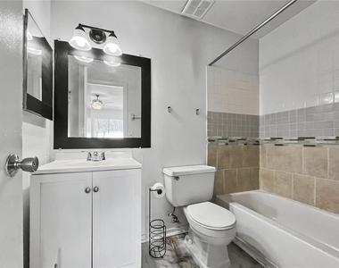 2752 Hidden Lake Boulevard - Photo Thumbnail 9