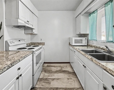 2752 Hidden Lake Boulevard - Photo Thumbnail 6