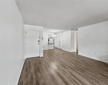 2752 Hidden Lake Boulevard - Photo Thumbnail 3