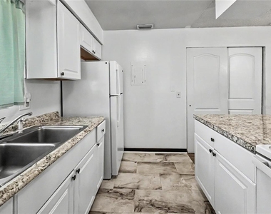2752 Hidden Lake Boulevard - Photo Thumbnail 7