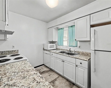 2752 Hidden Lake Boulevard - Photo Thumbnail 5