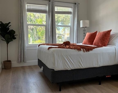 2570 Loma Linda Street - Photo Thumbnail 4
