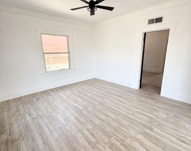 3203 Frankfort Avenue - Photo Thumbnail 3