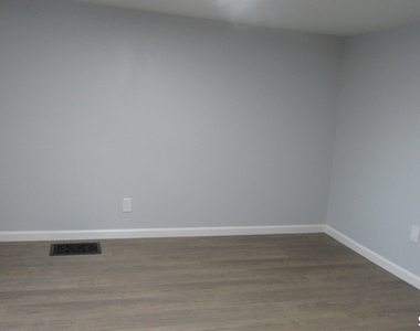 17 Woodbine Street - Photo Thumbnail 12