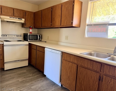 1303 Darlene Way - Photo Thumbnail 4