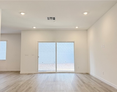 8388 Caldera Hills Avenue - Photo Thumbnail 3