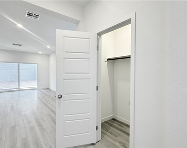 8388 Caldera Hills Avenue - Photo Thumbnail 13