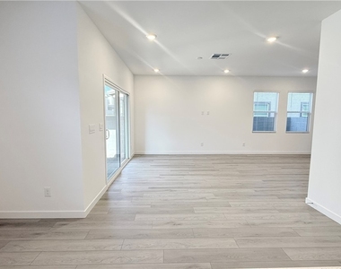 8388 Caldera Hills Avenue - Photo Thumbnail 7