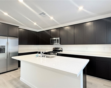 8388 Caldera Hills Avenue - Photo Thumbnail 5
