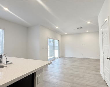 8388 Caldera Hills Avenue - Photo Thumbnail 6