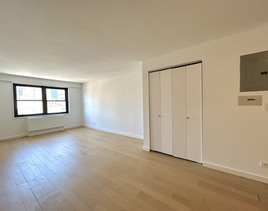 East 39th Street - Photo Thumbnail 3