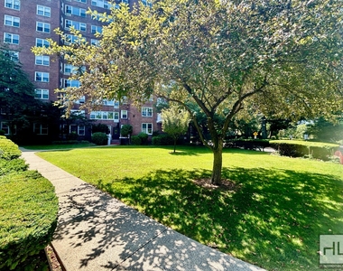 West 246th Street - Photo Thumbnail 5