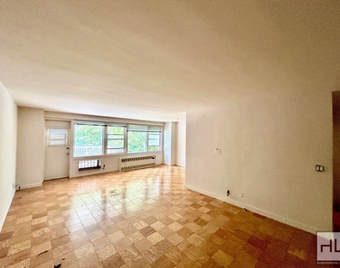 West 246th Street - Photo Thumbnail 3