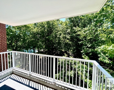 West 246th Street - Photo Thumbnail 4