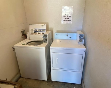 701 W Sycamore Street - Photo Thumbnail 6