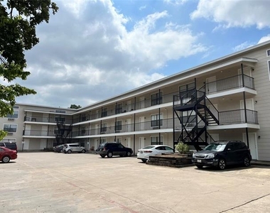 701 W Sycamore Street - Photo Thumbnail 1