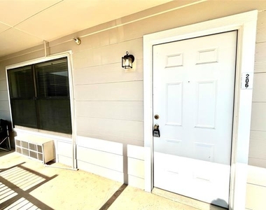 701 W Sycamore Street - Photo Thumbnail 2