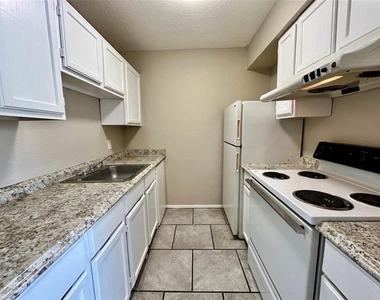701 W Sycamore Street - Photo Thumbnail 4
